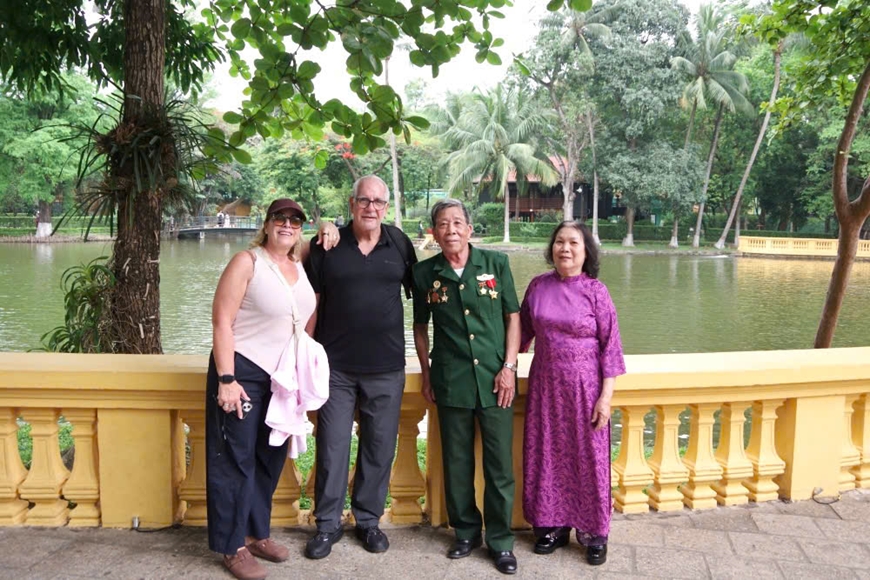 Về bên ao cá, Nhà sàn - tìm lại dấu chân Người